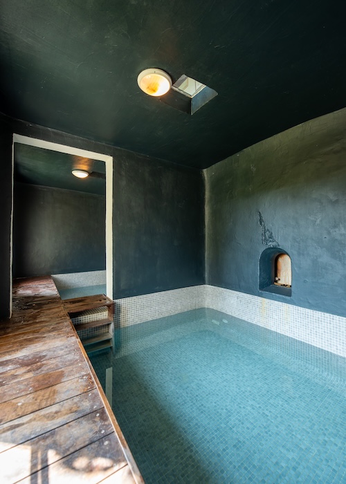 Les bains japonais aménagés dans d'anciennes cuves à vin