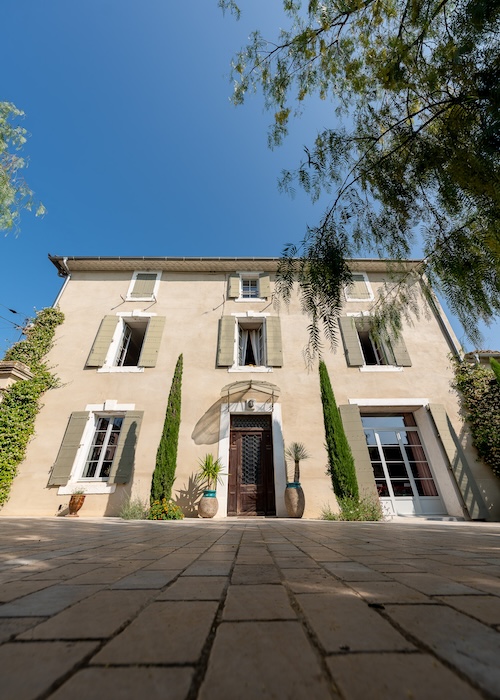 La façade de la Demeure des Trois Foudres à Caux